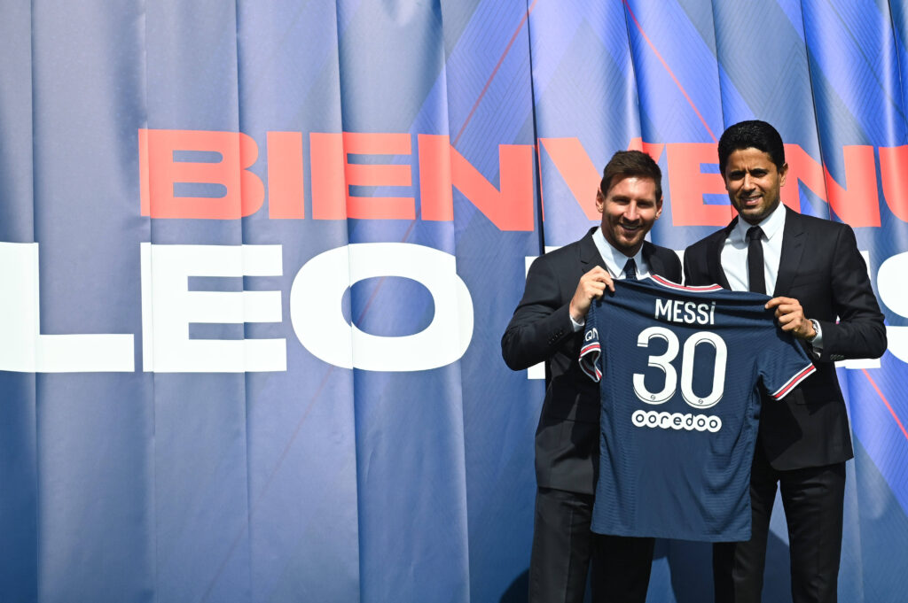 Lionel Messi with his PSG jersey
